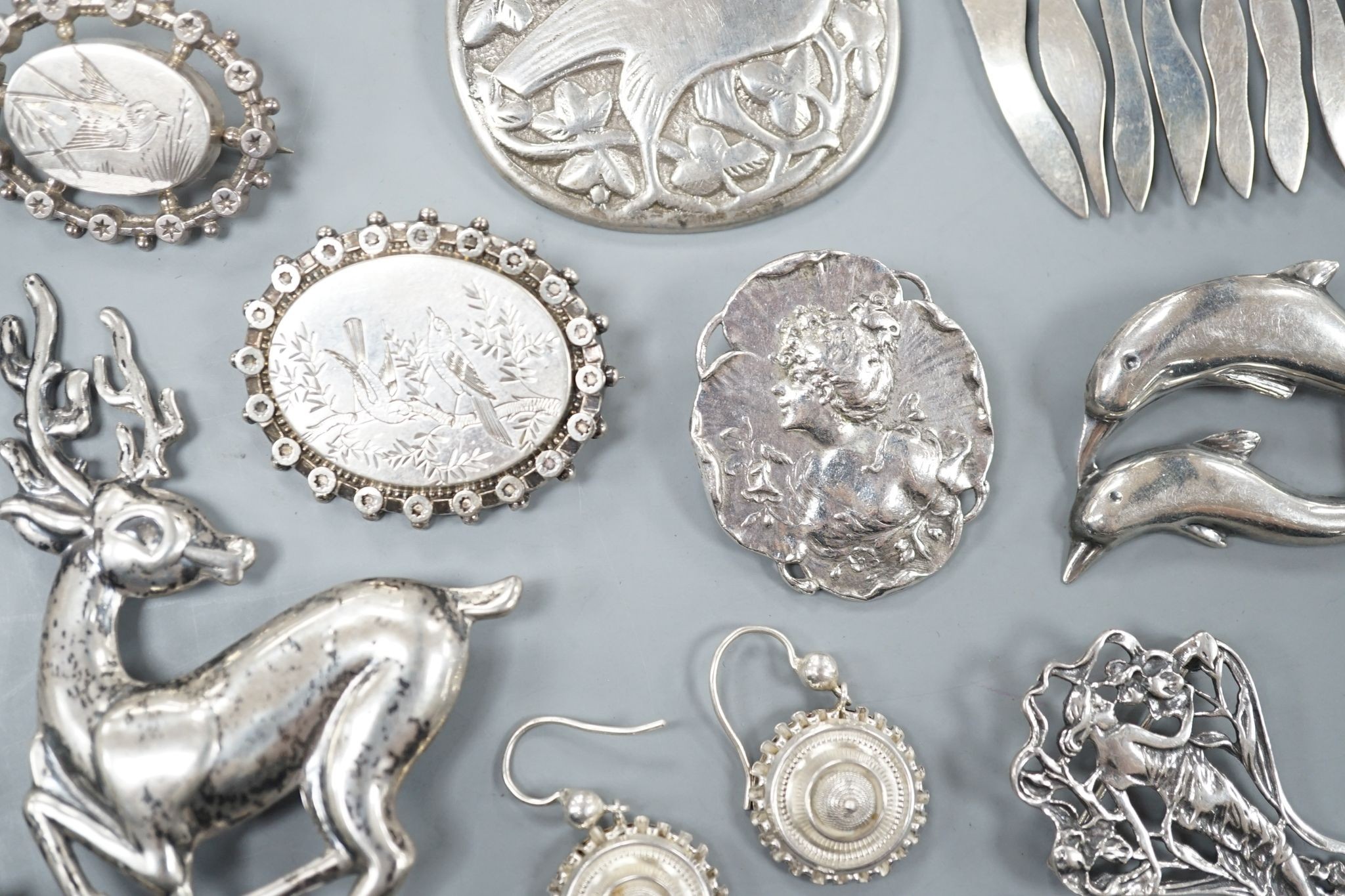 A small collection of mainly 925 and white metal jewellery, including bracelets, comb, brooches and earrings, etc.